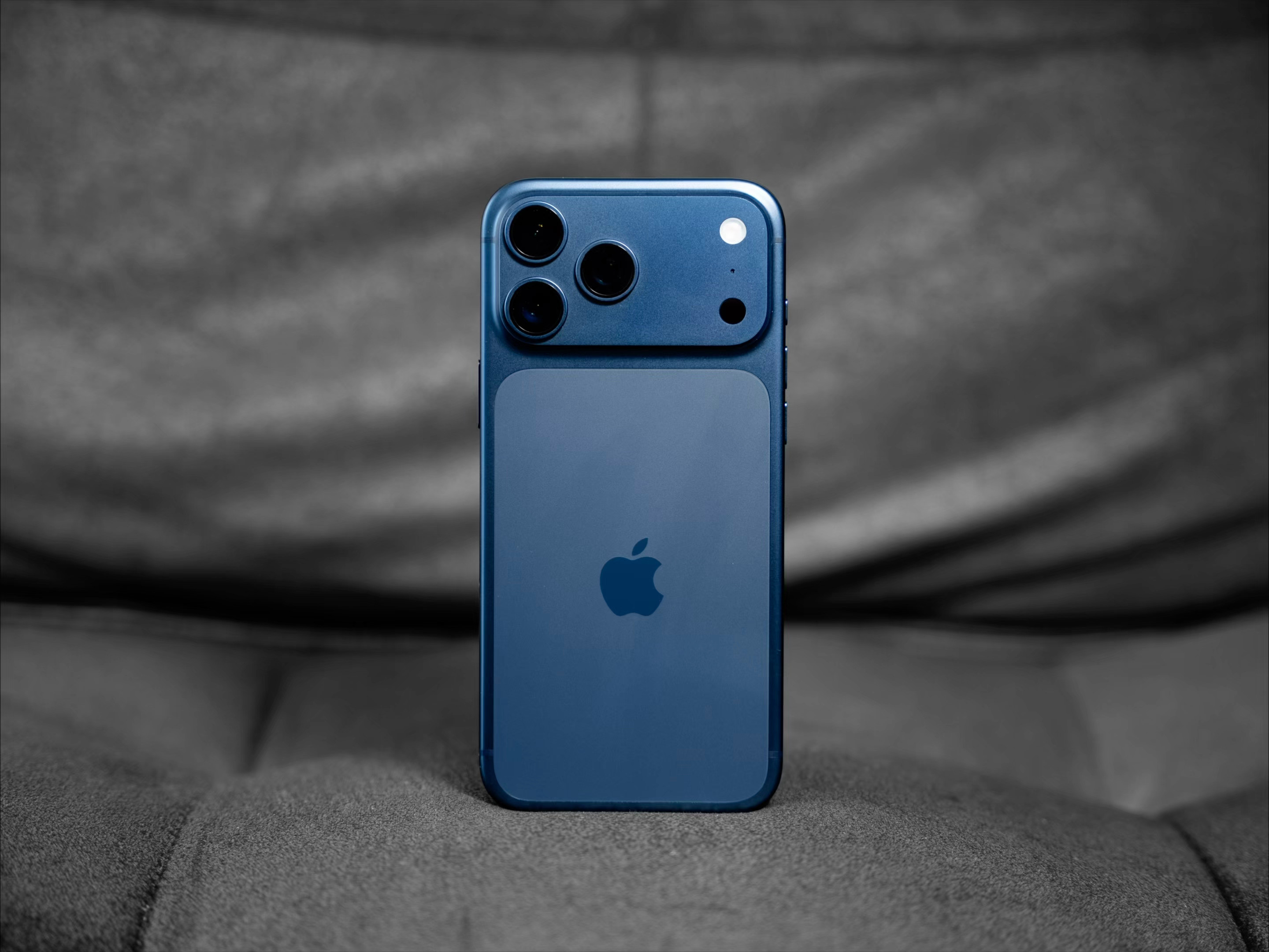 iPhone18Pro系列背板玻璃更换工艺，最大力度解决与背面铝金属颜色的色