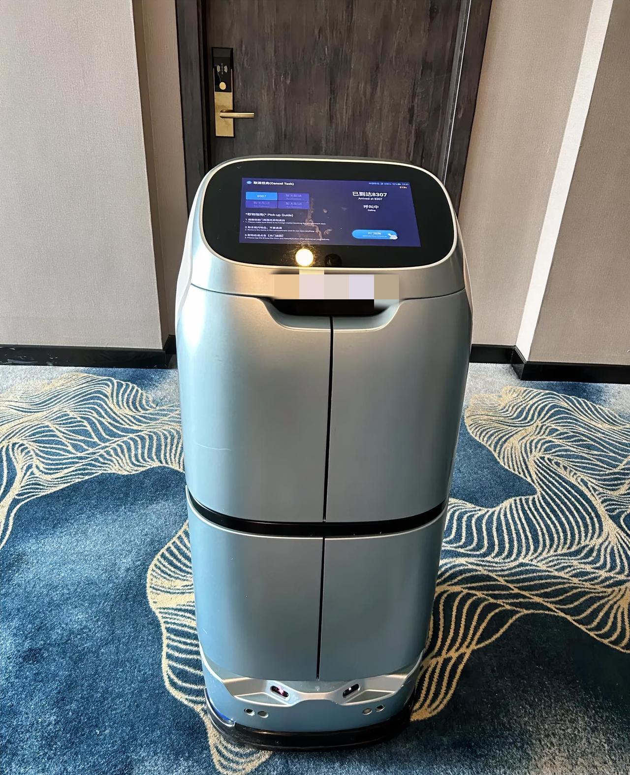 1.电商干掉了实体店，淘宝、京东让逛街变成手机购物；2.微信干掉了短信和一部分