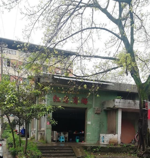 1965年岳父由无锡动力厂内迁三线四川（重庆）红岩机械厂，岳母（原工作单位为