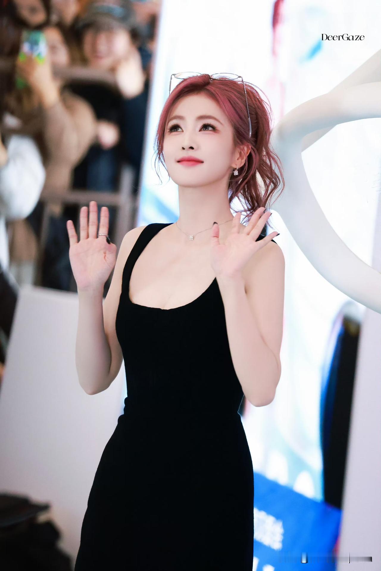 哇塞，白鹿这身粉发coolgirl造型真的好抢眼！穿32年前的古董高定也太绝