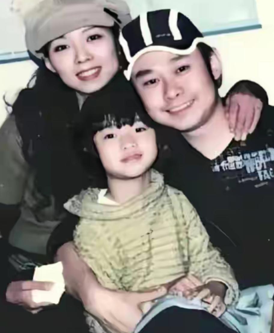 刀郎前妻把40天大的女儿留在原地，转身与富商私奔。后来丈夫再婚，竟然爆红到人尽皆