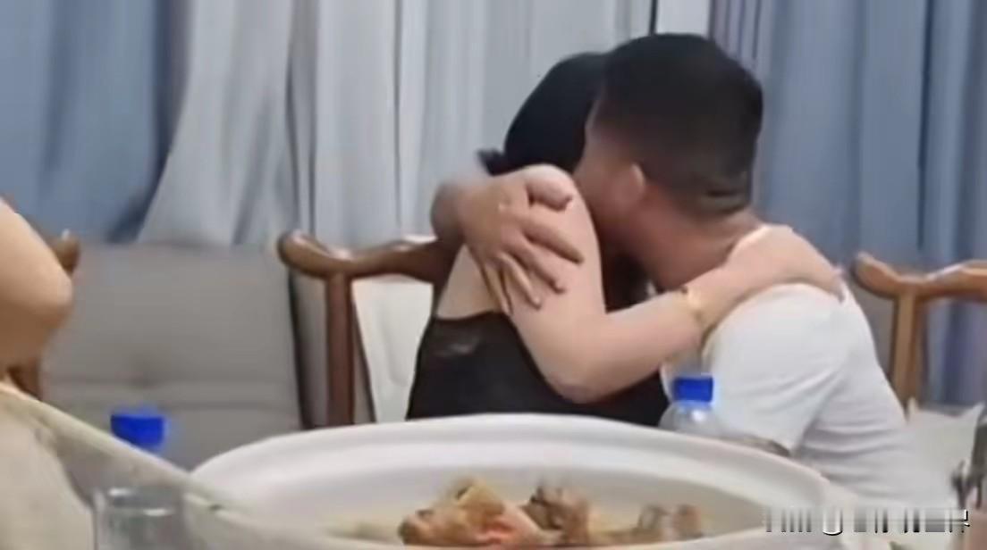 放着盘子里的排骨不啃，非得啃这玩意。我就纳闷了，他能比牛排还香？同学会同学聚会