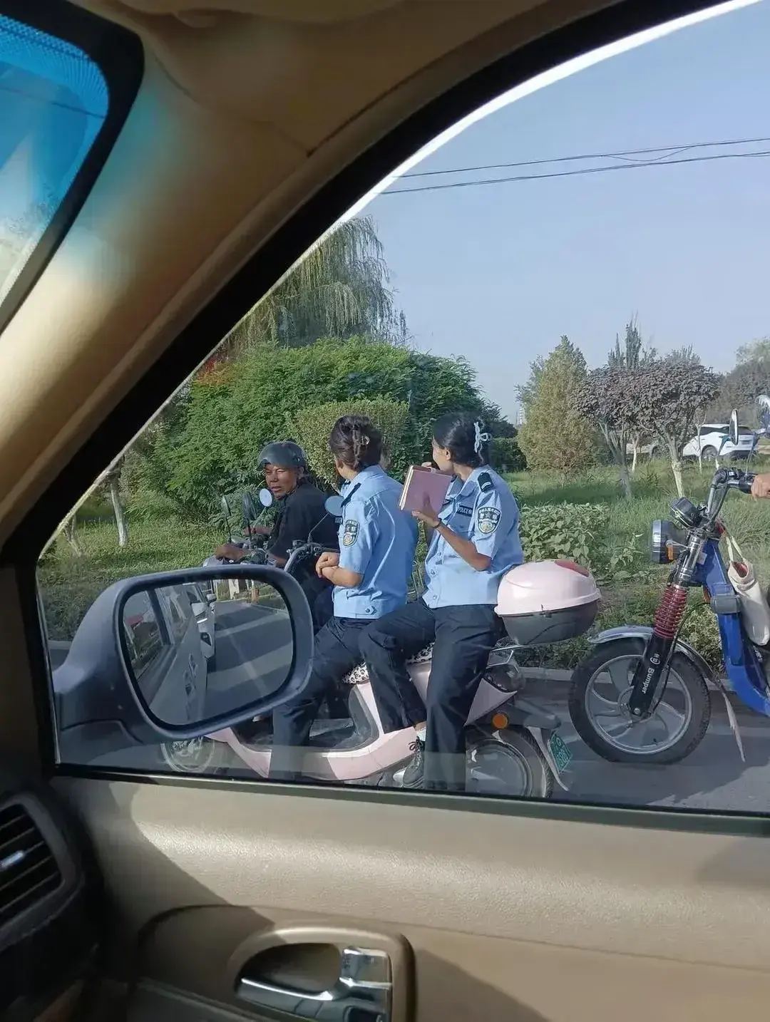 为什么她们可以不戴头盔