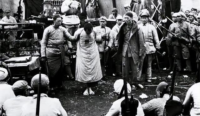 1952年，刚刚被释放的马廷贤回到河州老家后，本应改恶从善，重新做人，但他骨子的
