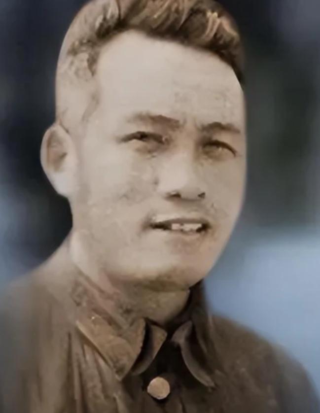 1956年初春，毛主席来到上海造船厂视察，忽然注意到陪同的人群中有一个熟悉的面孔