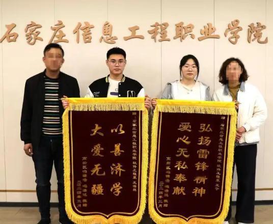 2024年，河北2名大学生坐网约车，然而刚走1公里，司机就把车停在路边，对他们说
