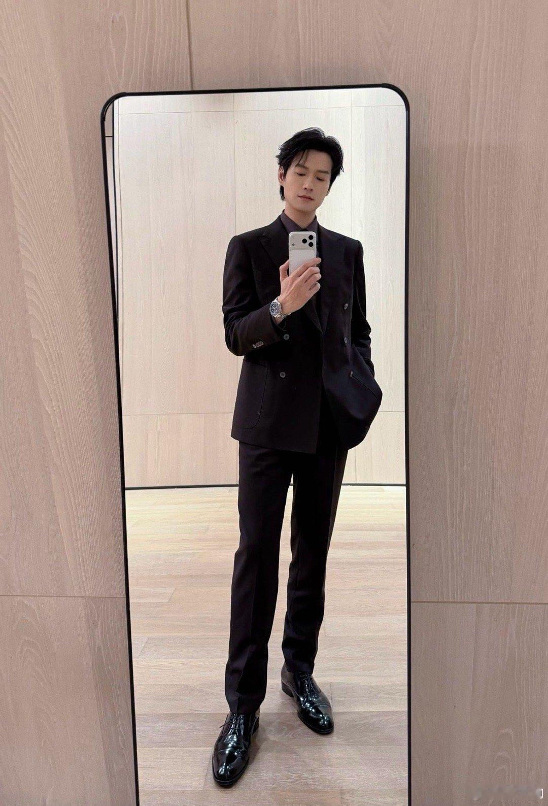 魏大勋没少看小说吧大侦探笑死！众人猜已婚行长另寻新欢是魏大勋，他直接一句“我不