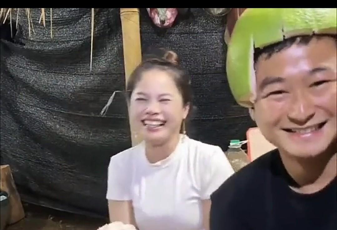 别再信什么“老实人”爆火了。那顶西瓜帽，是今年最赚钱的戏服。一个账号，两天，