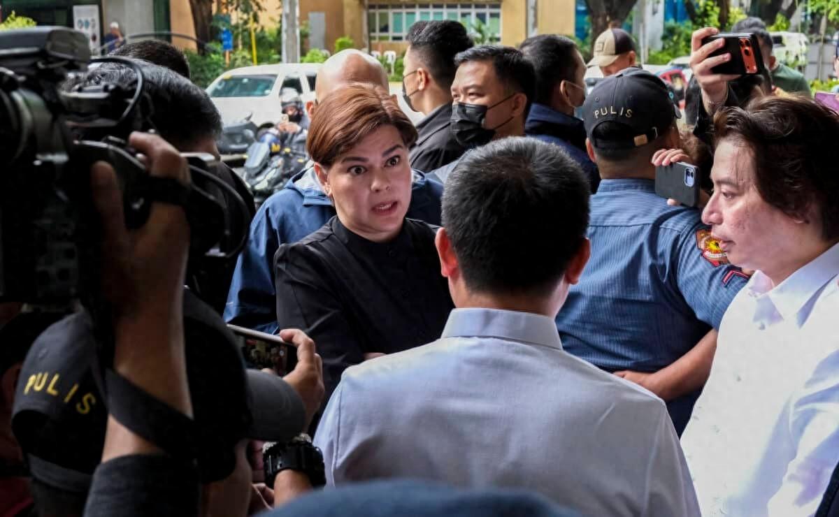 所有人都以为莎拉会逃、会拖、会抵抗，结果她直接走进去自首了。更狠的是——她走进去