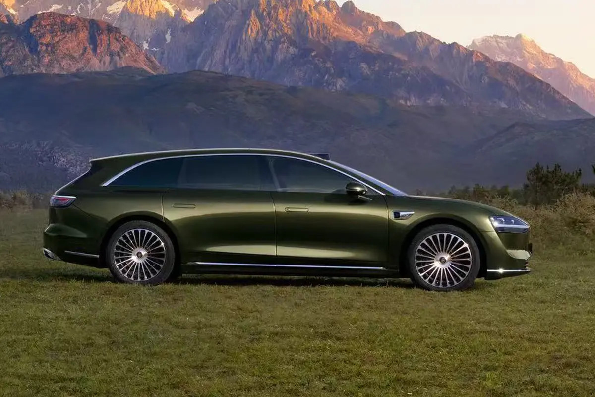 刷到享界S9T在慕尼黑街头被老外围着拍照，瞬间有点自豪。试驾完都夸开着稳，连旅行