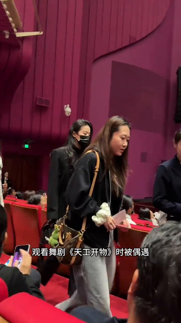 刘亦菲果然是自带光环的，包裹严实一眼便被认出。刘亦菲现身北京天桥艺术中心观看舞