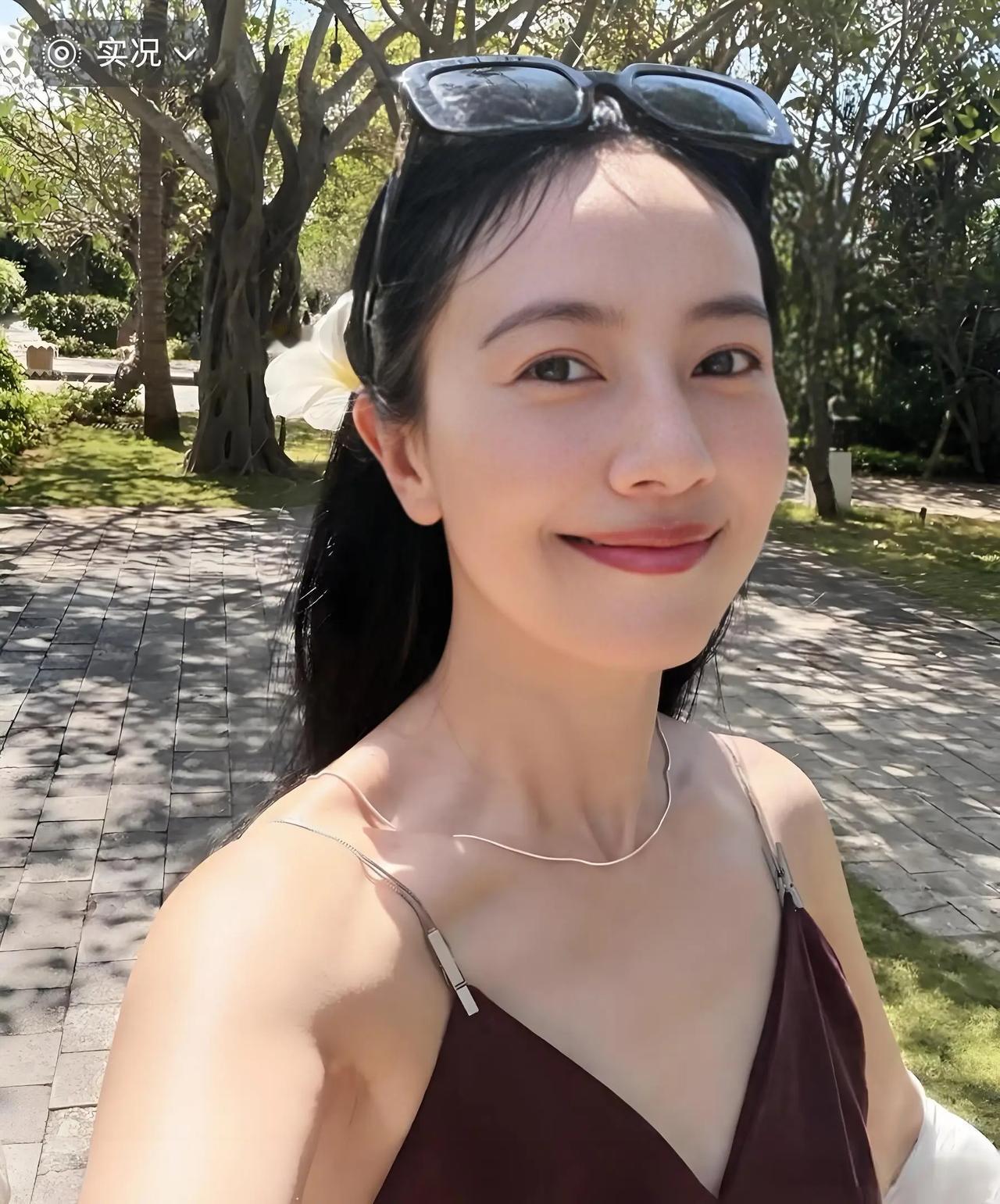 46岁高圆圆晒度假照引争议争议的来源是，夸高圆圆颜值和身材的有，但是不多，反而