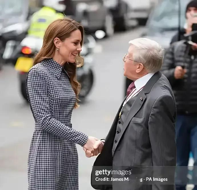 凯特王妃最近露面这状态，真的是让人看着心惊肉跳，整个人瘦得不像话，感觉一阵风就能