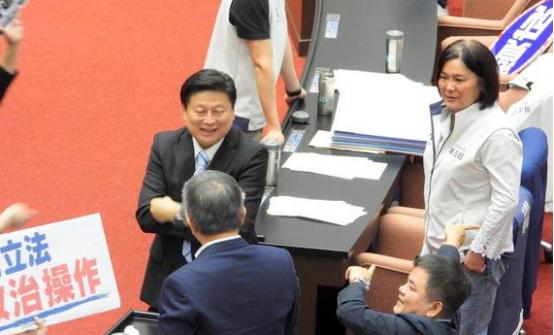 台“行政院长”卓荣泰今天上午出席“行政院”亲子日时受访叫嚣，“个人事小，台湾事大