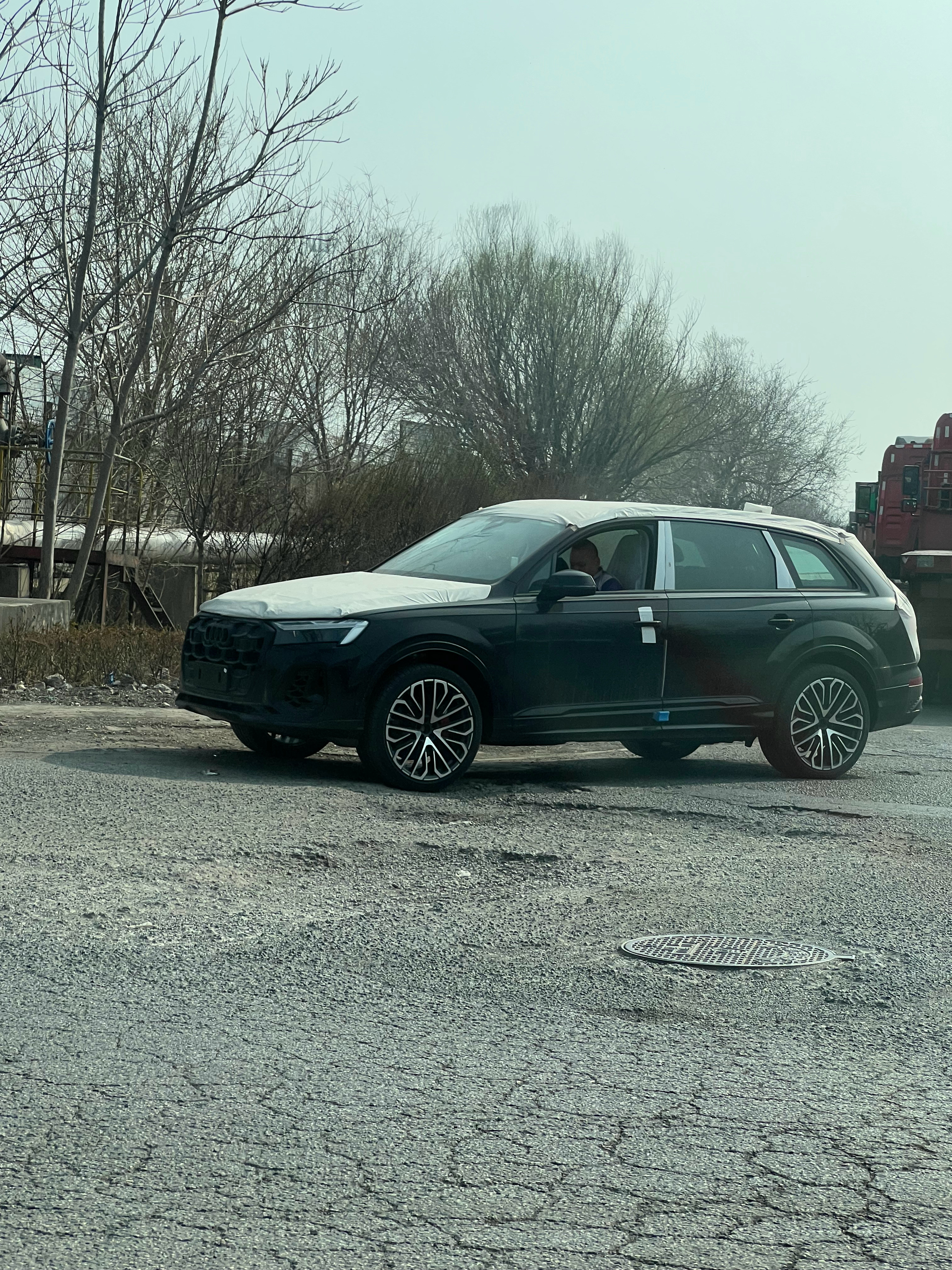 偶遇一台趴窝的奥迪，大概率是没油了港口经常有趴窝的车，大部分是平行进口车没想到能