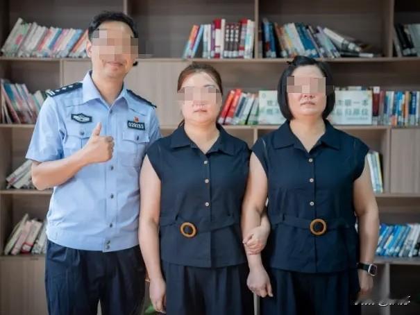 四川绵阳夫妇86年在西安打工，生下一对长相完全复刻的同卵双胞胎闺女。百天这天长辈