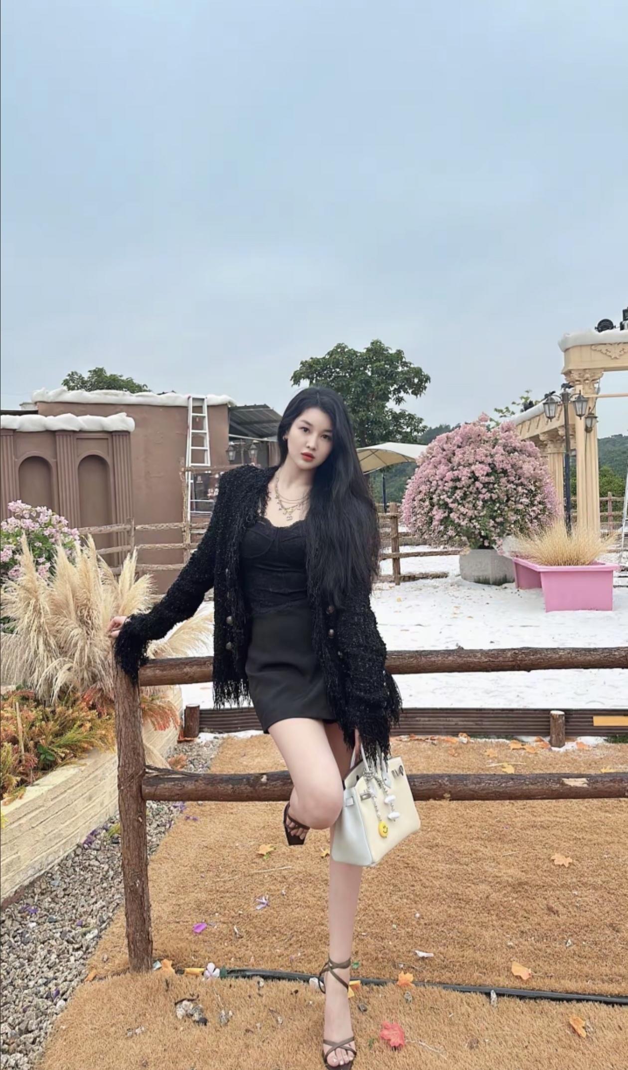 美人配美景，相得益彰