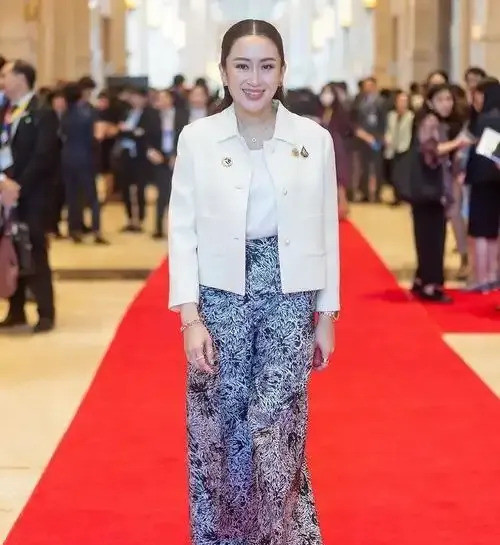 美女总理太难了，总有刁民想害她！这贝东丹，简直就是开了挂