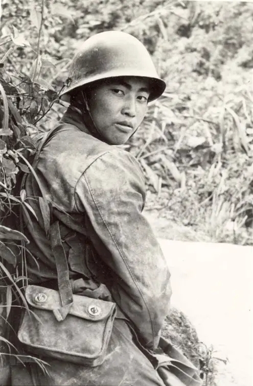 1984年老山战场，21岁新兵张忠顺，在战斗中，开枪击倒2名敌军，他兴奋拔腿冲过