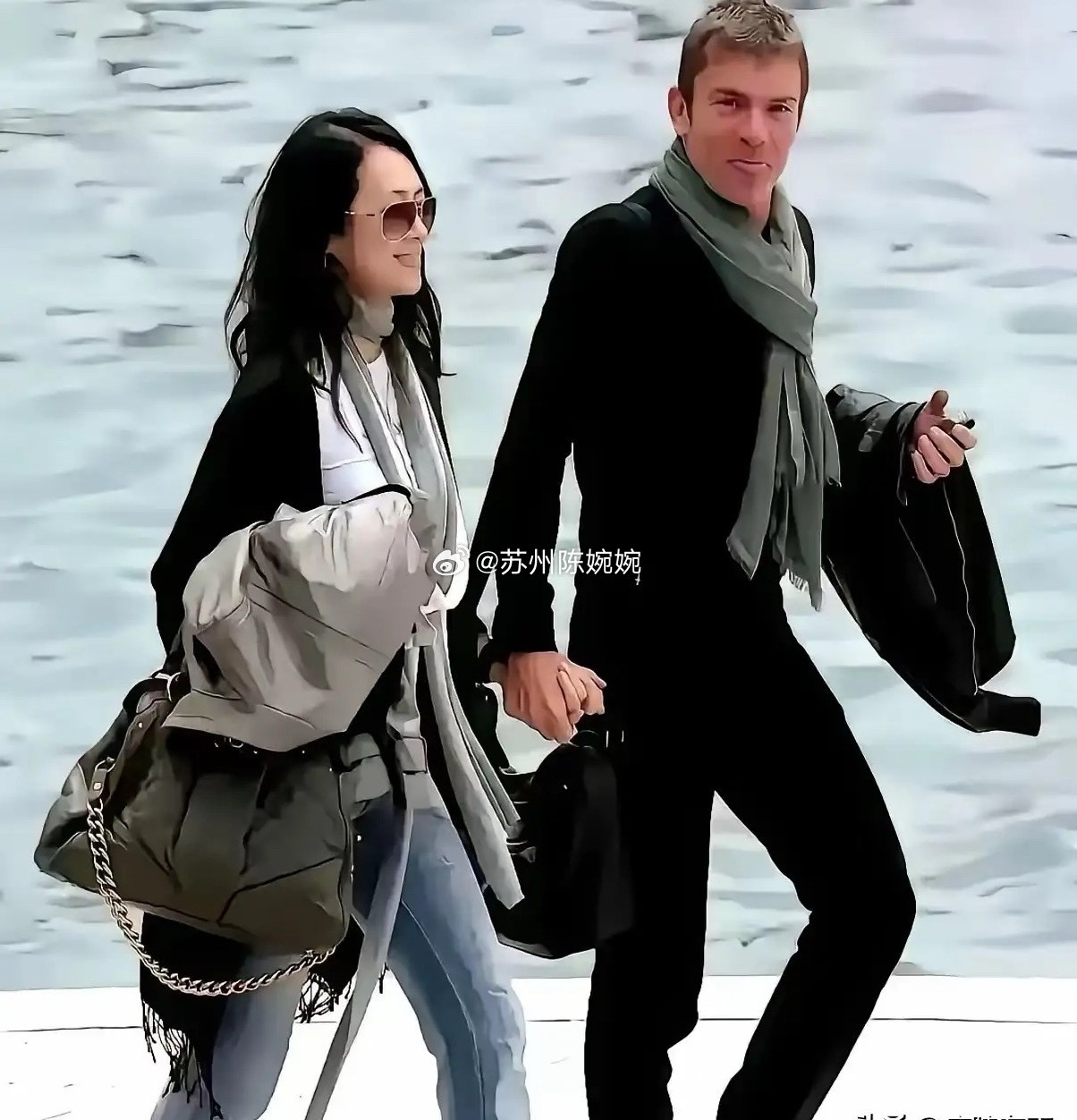 这是2009年在加勒比海边，章子怡与传媒大亨的牵手照。照片中的章子怡面带笑容，心