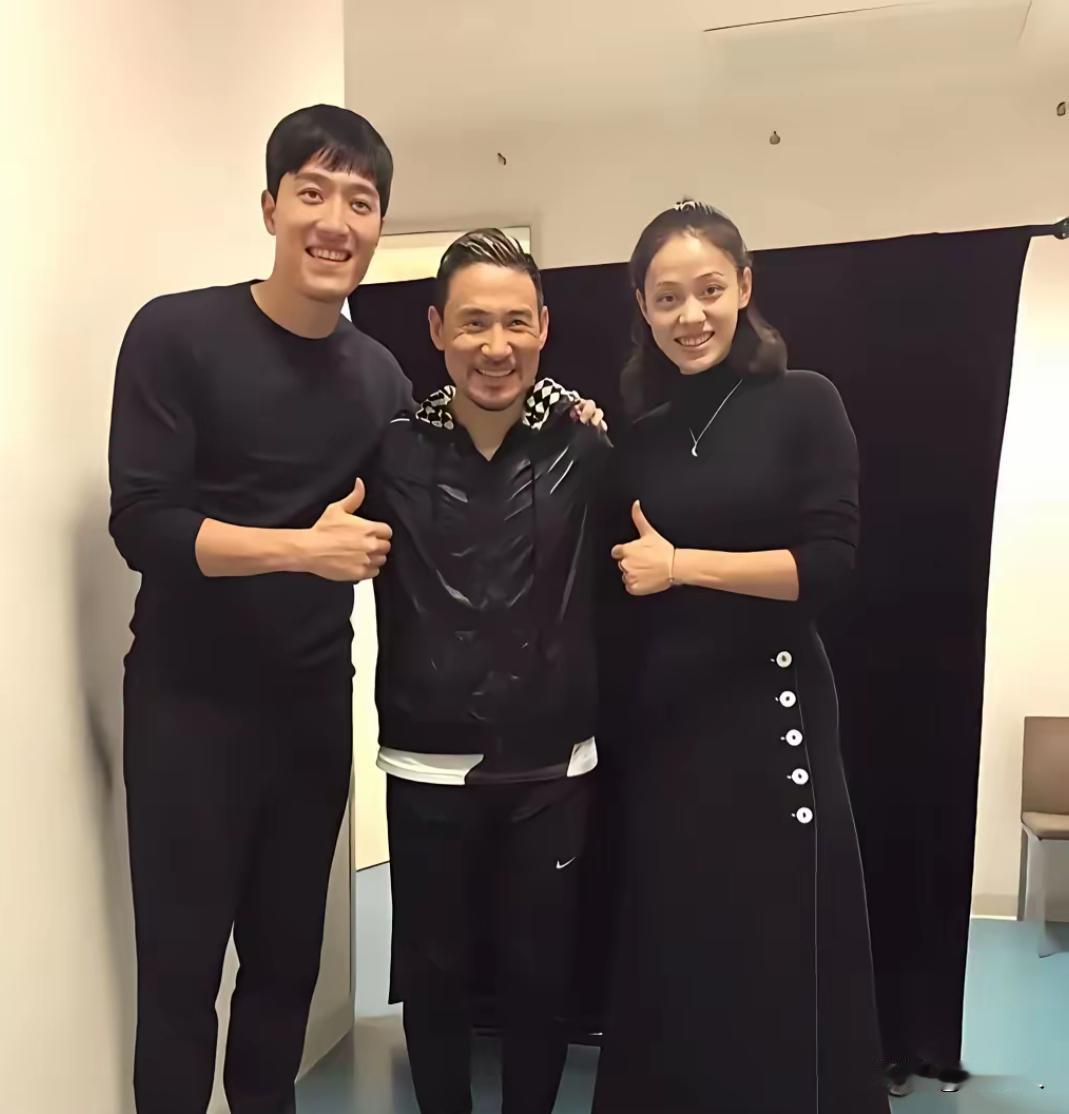 刘翔带着妻子吴莎，和张学友的一张合影。张学友和刘翔站在一块，显得跟小孩一样。你知