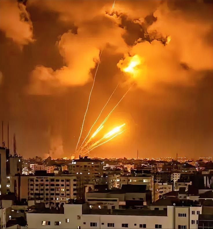 以色列空袭引战局变，拦截数据藏猫腻，三千导弹悬顶成谜。近段时间中东炸锅了，以色