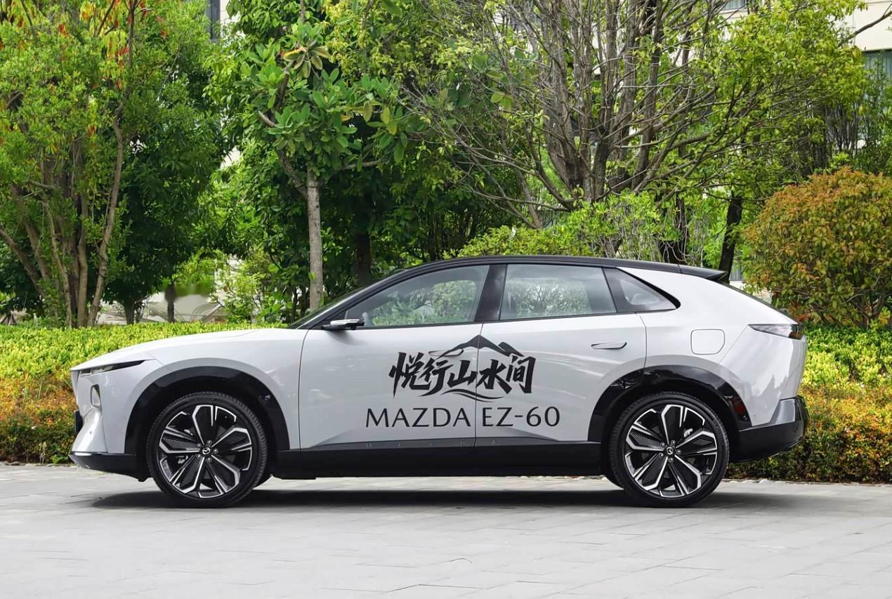 先看一些数据：中型轿车，车身4921*1890*1485，轴距2895，售价9
