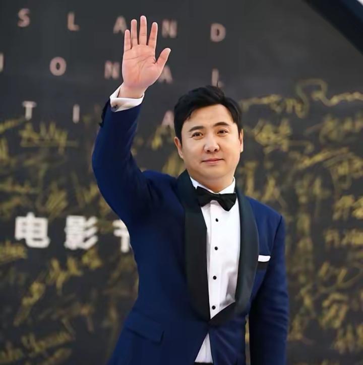 你猜中国电影圈最尴尬的记录是什么？是一个人演了25部电影，票房堆到400亿，中国