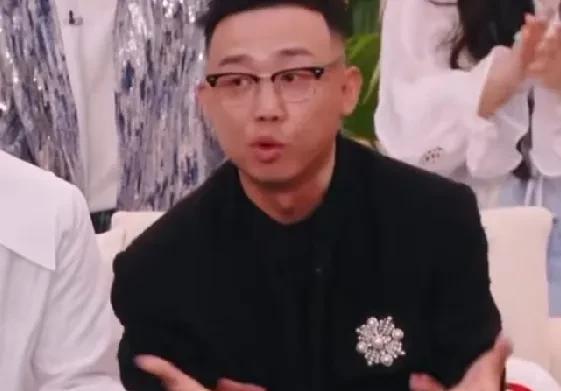 何炅慌了！《歌手》里，断眉要袭榜单依纯，单依纯紧张害怕，Gai主动提出和单依纯