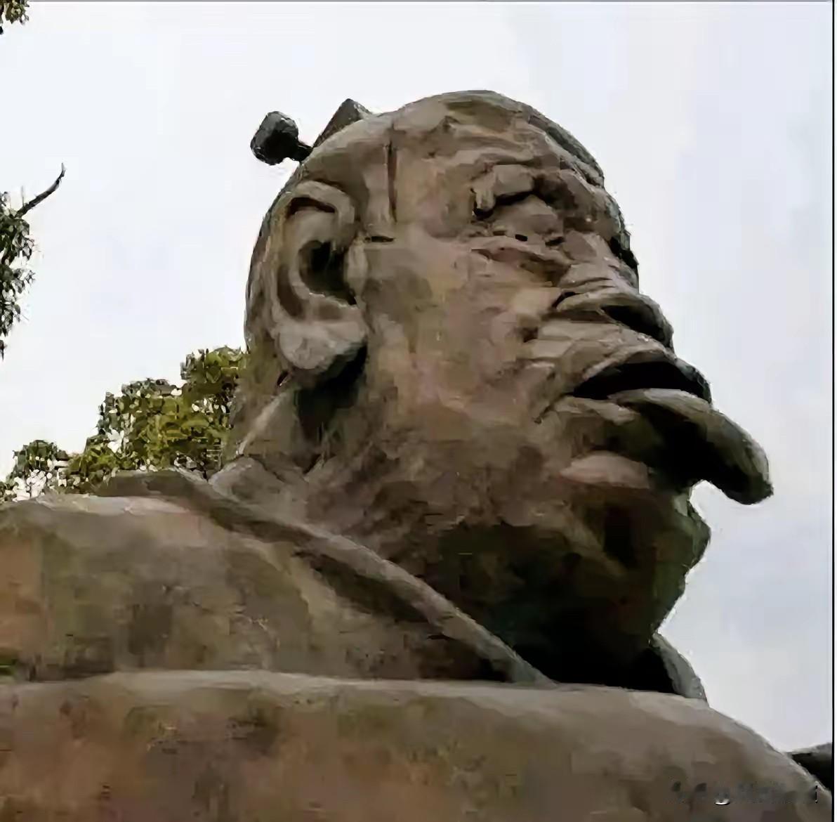 这个田世信名头不小，美协雕塑副主席、央美教授等头衔一串，可看了他的作品，尤其是那