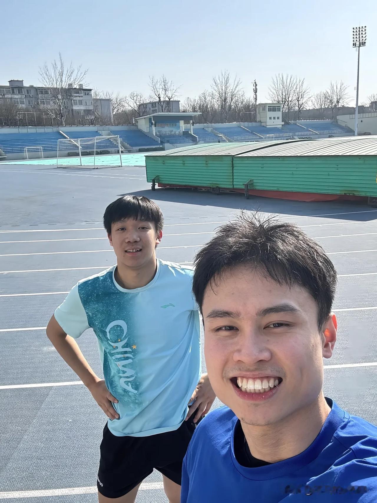 2月12日，周启豪更新动态，并配文“迎春一万米，冲呀”。他穿着一身运动装，与