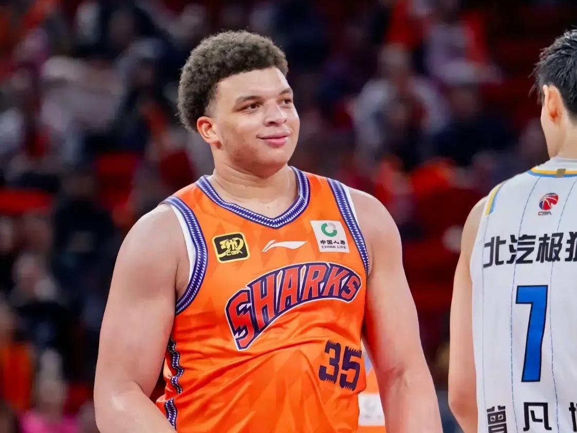 CBA最新消息：据上海男篮队记薛思佳发文：教练和队员有争执，在竞技体育的世界里是