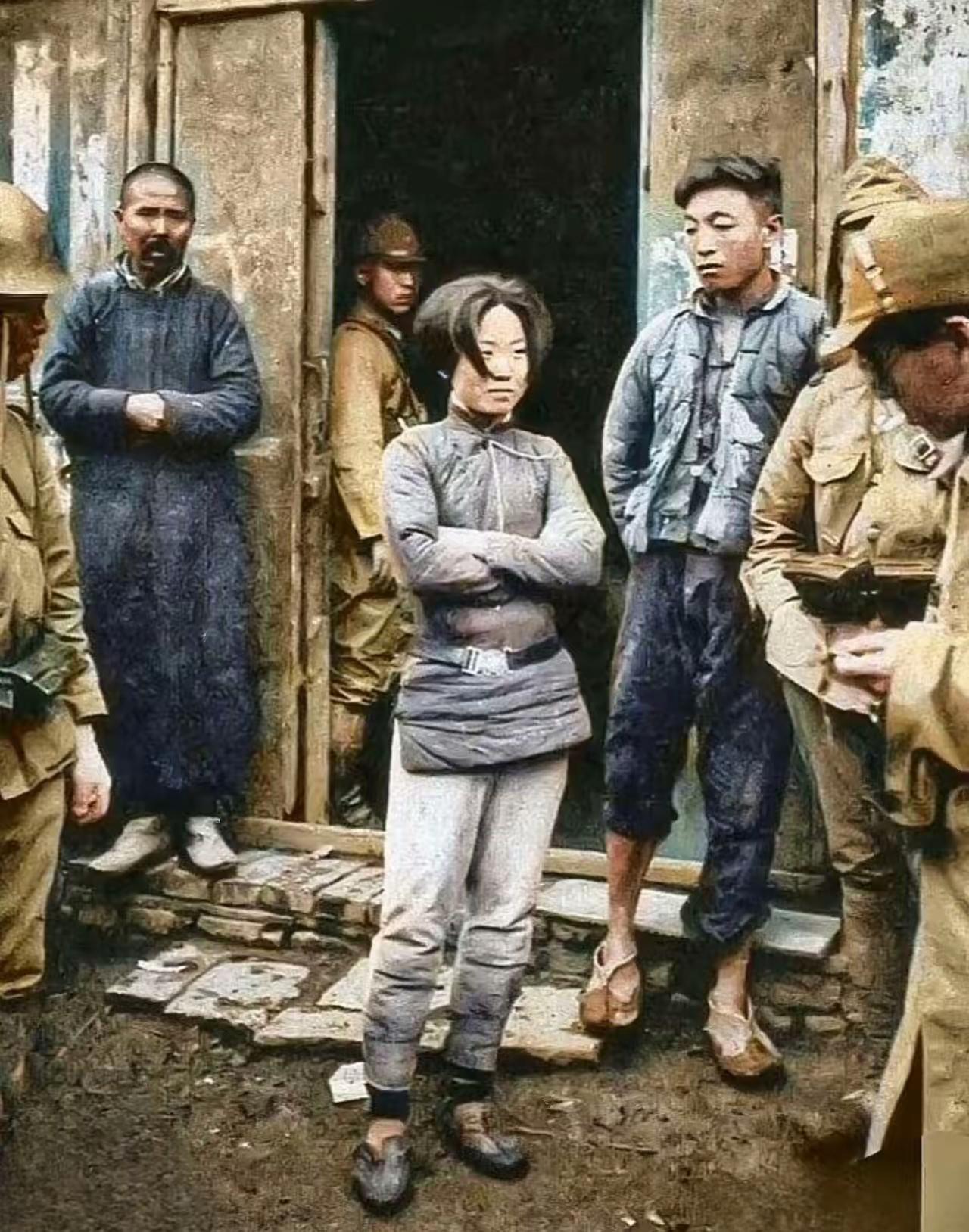 1937年，4名日军士兵在搜查房屋中抓到了一位抗战女民兵。面对日军的严厉搜捕，她