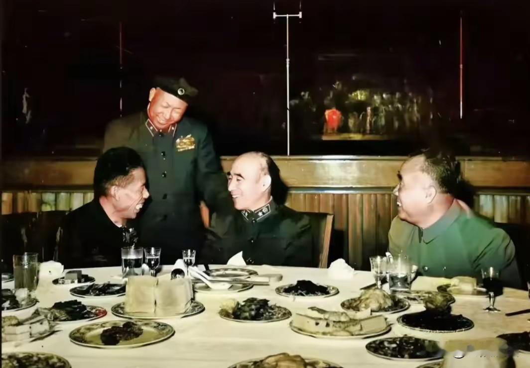 据说这是上世纪60年代初的一张照片，但对这张照片，我有点看不懂，因为从当时党内、