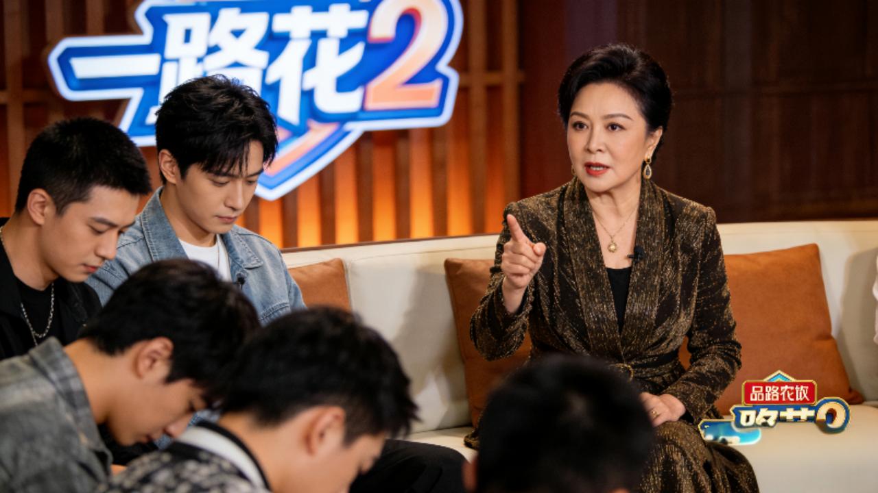 刘晓庆综艺锐评炸翻全网！吐槽新生代艺人“长得都一样”，戳中内娱审美困局74