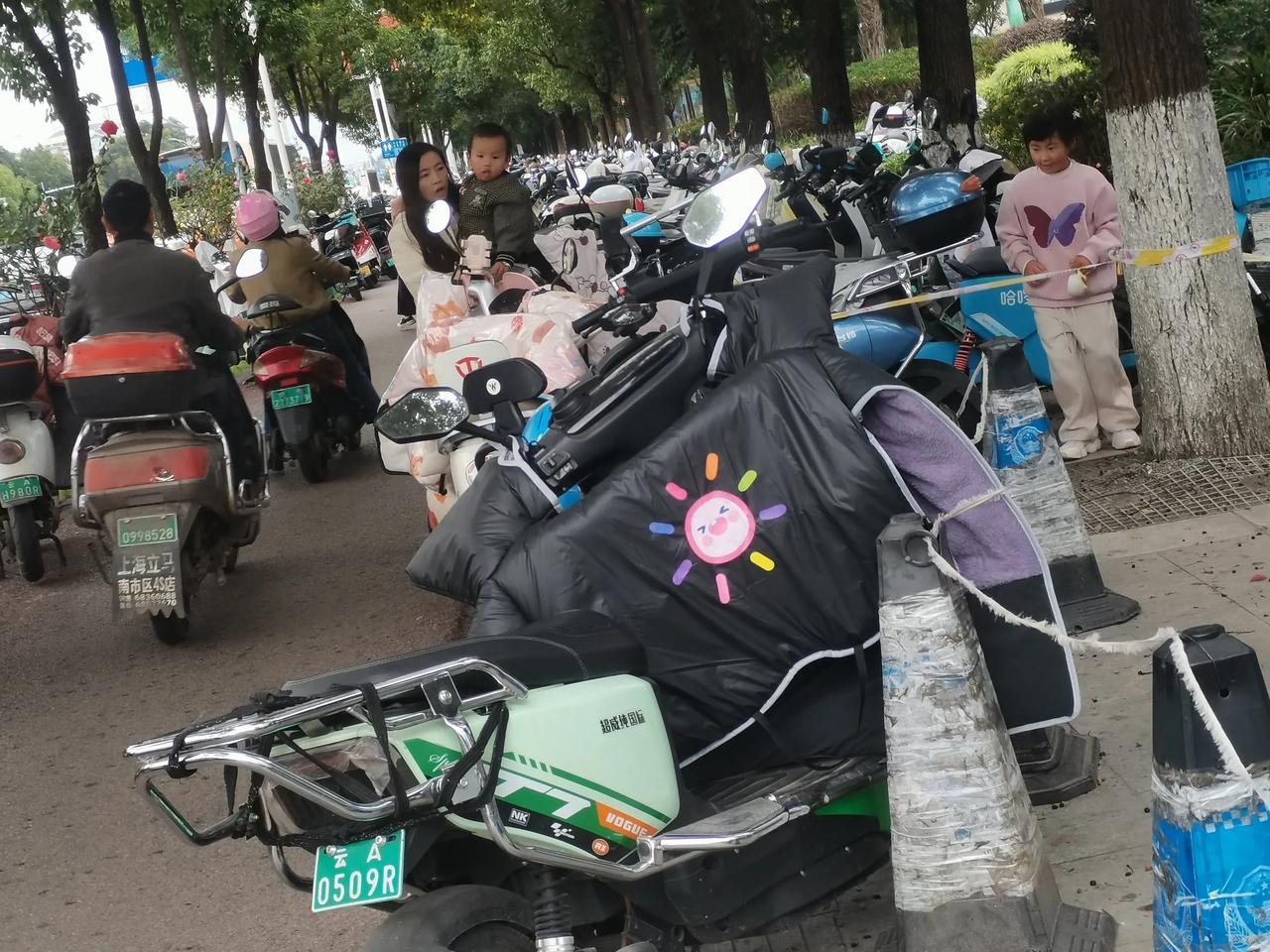 昆明是见到过两个轮子最多的地方了吧!同人口基数级别的城市,跟越南有得一拼了这个