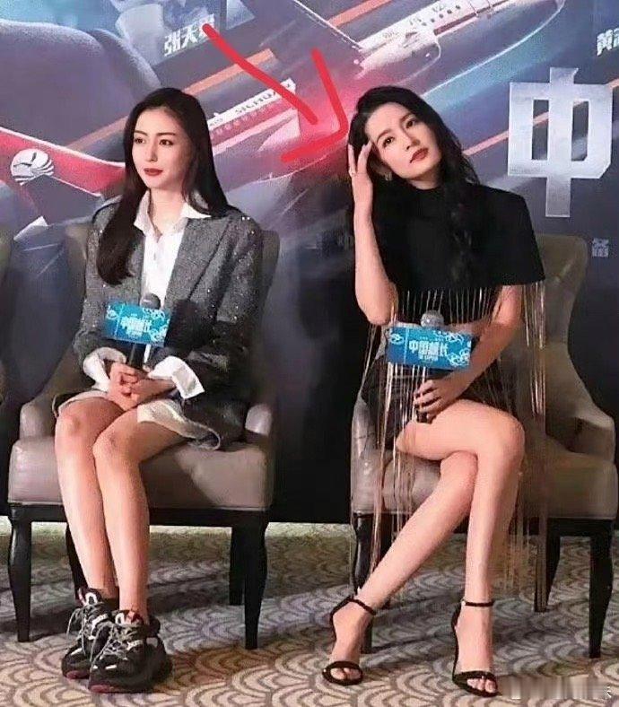 张天爱和李沁坐在一起接受采访​​​