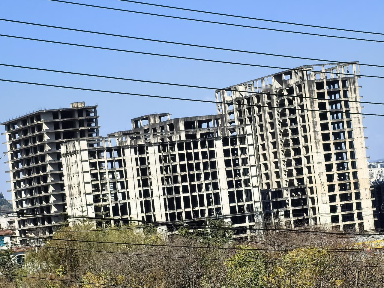 在春雨路与碧鸡关这边上的有一个畔裙地产项目，在欧曼谛学校的后面，这个项目也不是大