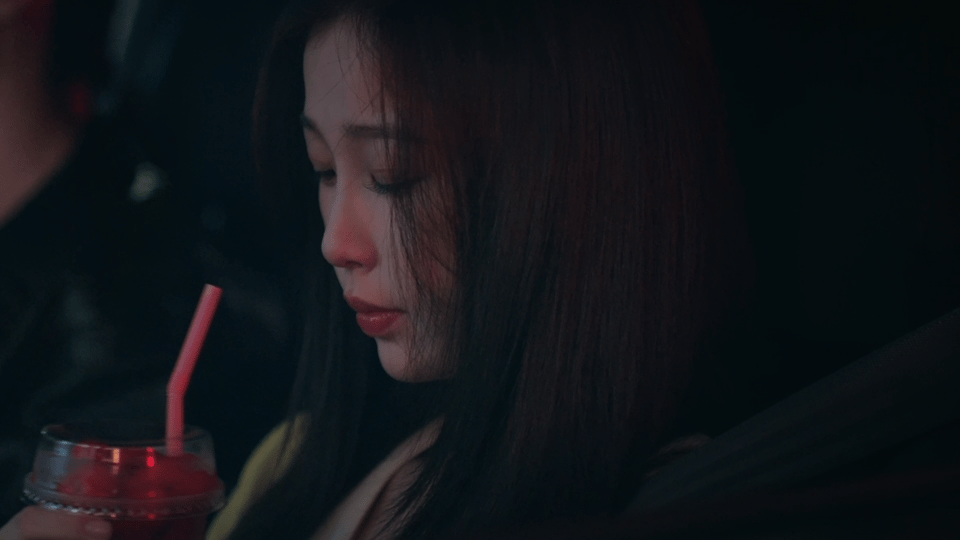 姜暮心里一热又一冷《双轨》姜暮的处境太戳心！带着礼物笨拙融入家人，哥哥的细心给