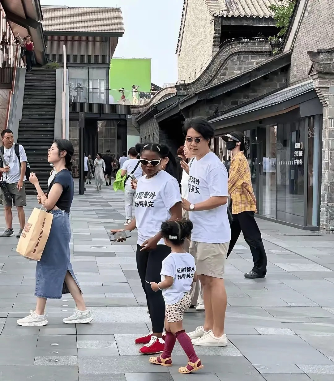 这一次，从小女孩的肤色看，中国人完胜，基因强大！