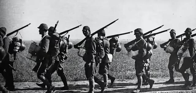 在太平洋战场上的日军狙击手，因为喜欢在树上当埋伏点，因此养成了美军用机炮和重机枪