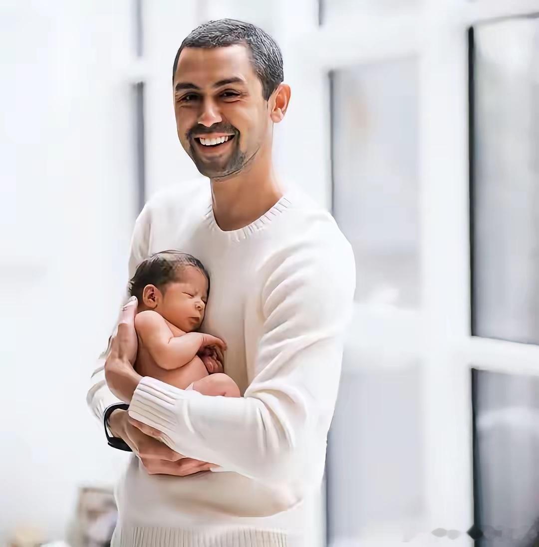 比尔盖茨两个女儿找的男人都不是白种人，大女儿嫁的是黄皮肤的丈夫，小女儿谈的是黑皮