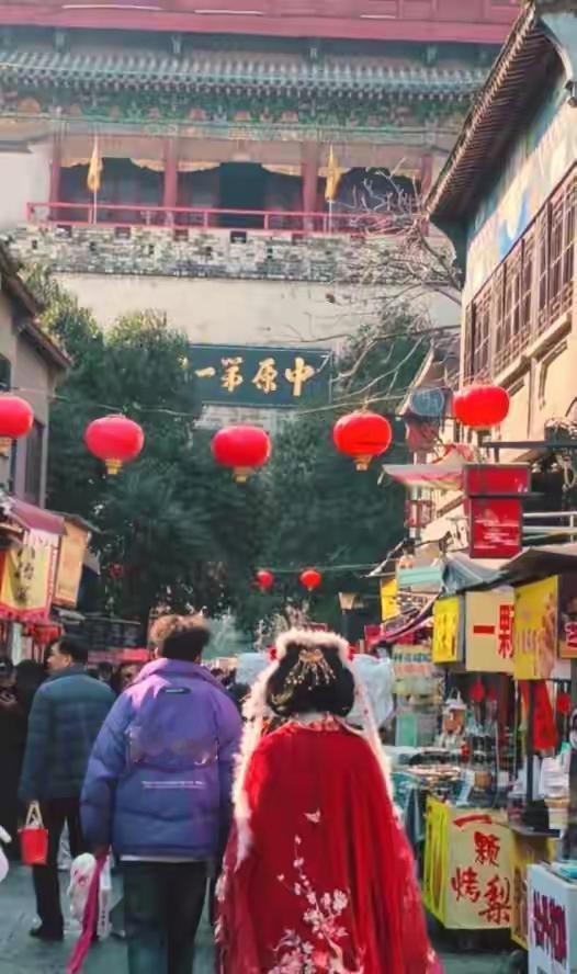 发现一个现象：去洛阳的游客，最后破防的不是牡丹，不是石窟，是当地人嘴里那声“乖”