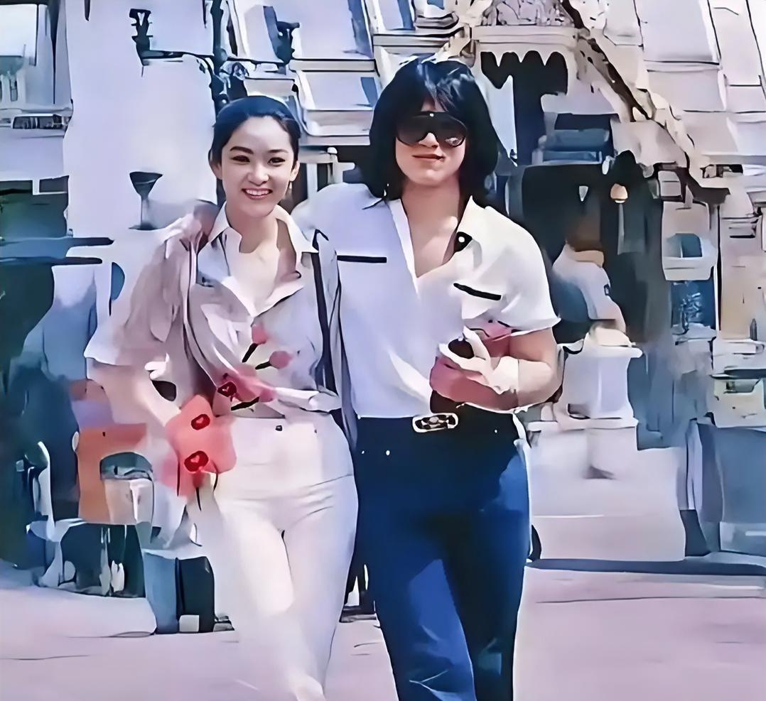 1979年，林青霞与成龙同游泰国，街头留下珍贵画面。