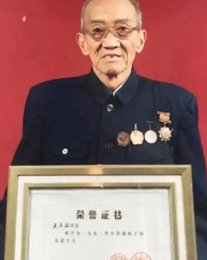 志愿军被俘最高将领吴成德，回国后被开除党籍军籍，生活艰苦。1996年，吴成德将军