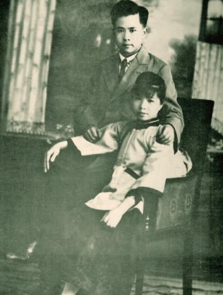 1928年3月，任弼时被捕，敌人派兵将他押往安庆。船上，许多旅客上前围观。任弼时