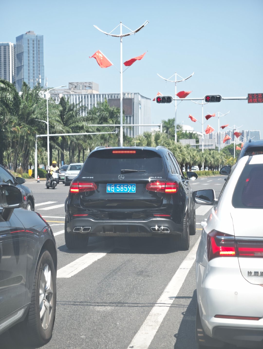 什么叫人畜无害？什么叫肉埋在饭里？乍一看是一台平平无奇的GLC，但是仔细一看，了不得！这是一台AMG