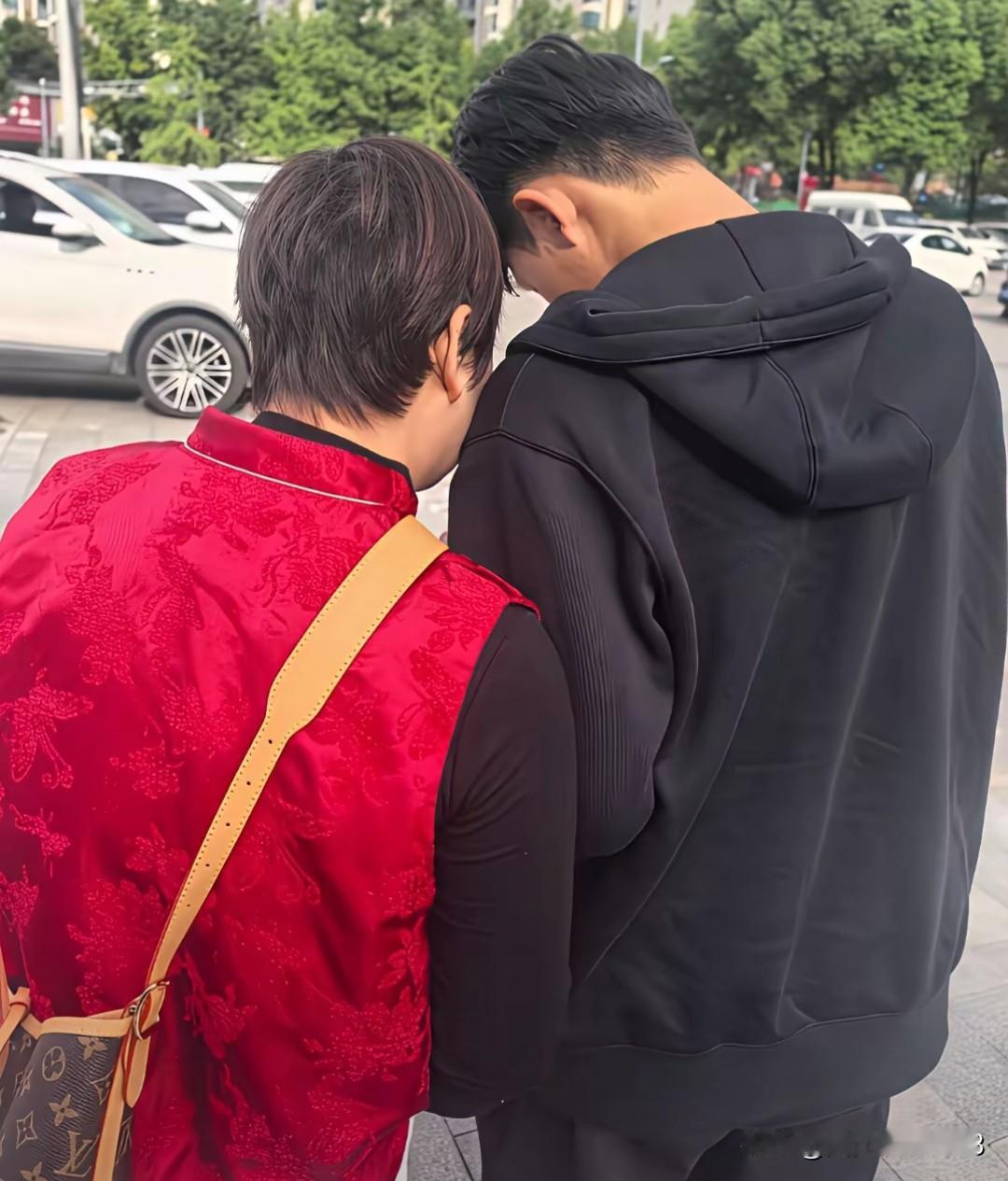 叶锐聪妈妈自从儿子回来之后,每天都是乐呵呵的。,白天忙着饭庄的