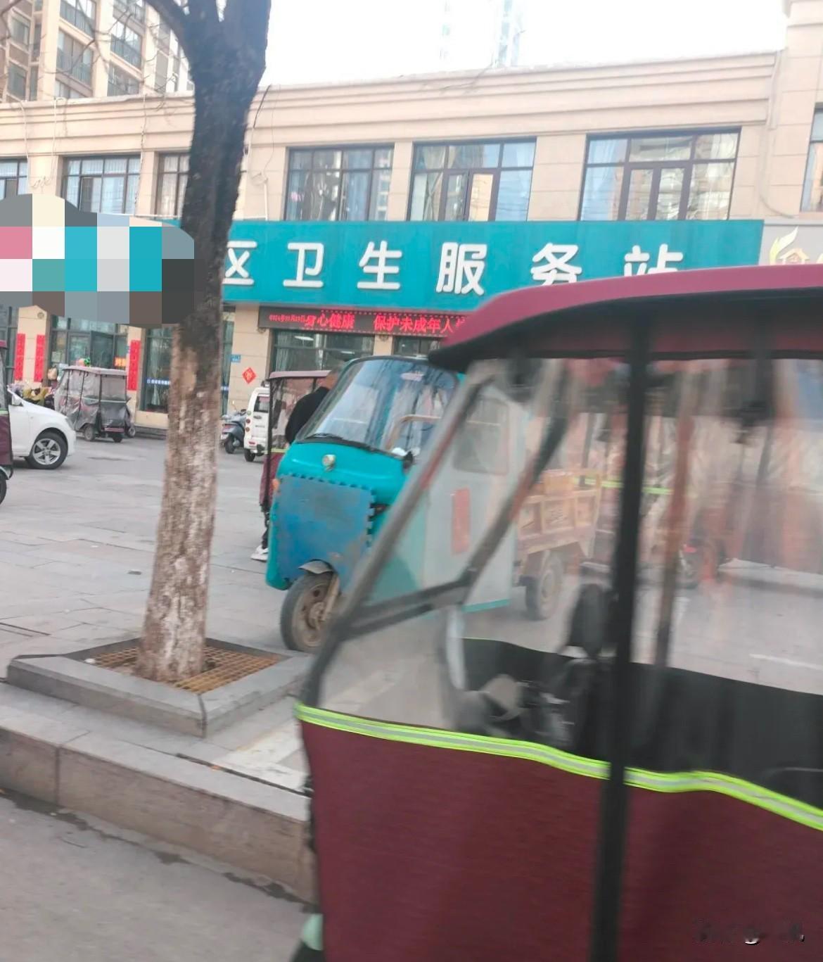 大家是不是感觉现在大城市的医院看病太贵,动辄一个小感冒起步就要一两百块,然而回一