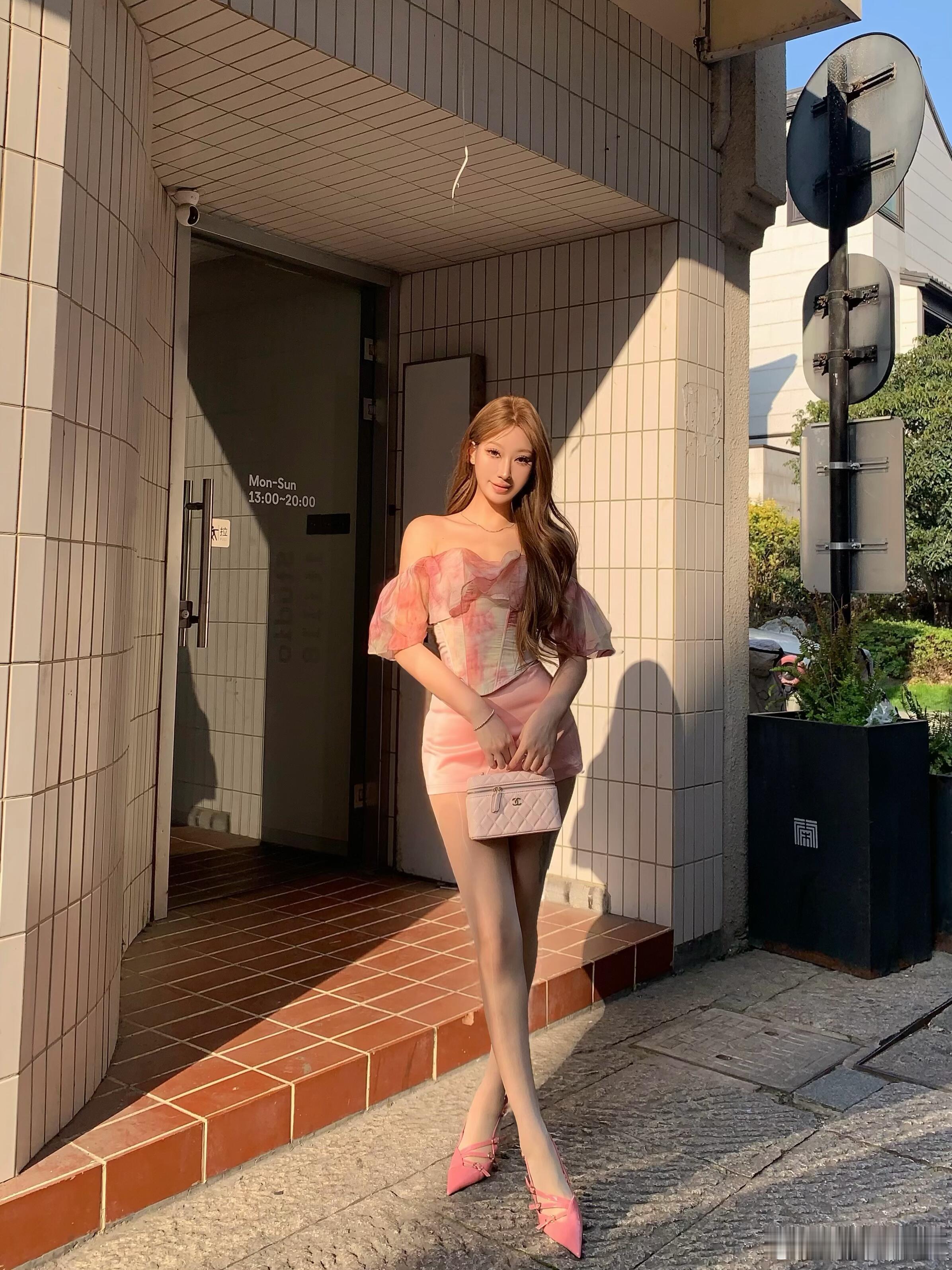 是谁先穿上了张婧仪同款丝袜？